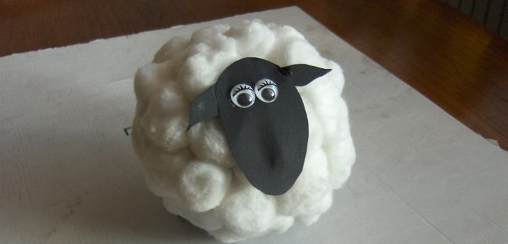 Agnello bello dalle palle di cotone per il nuovo anno