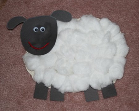 Agnello bello dalle palle di cotone per il nuovo anno