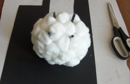Agnello bello dalle palle di cotone per il nuovo anno