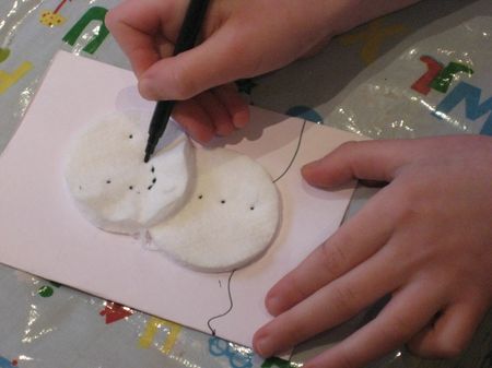 Grado di apprendimento passo dopo passo di applicazioni realizzate con dischi in cotone per il nuovo anno
