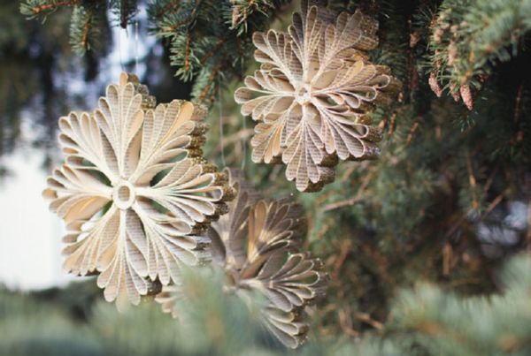 Bellissimi fiocchi di neve per il nuovo anno del 2017 con le loro mani di carta - diagrammi e foto a tappe. Master classes per bambini su grandi fiocchi di neve con tecnica origami