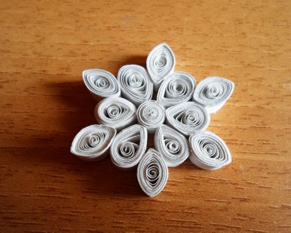 Bellissimi fiocchi di neve per il nuovo anno del 2017 con le loro mani di carta - diagrammi e foto a tappe. Master classes per bambini su grandi fiocchi di neve con tecnica origami