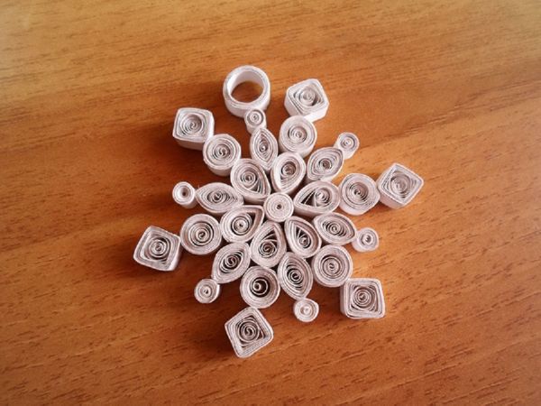 Bellissimi fiocchi di neve per il nuovo anno del 2017 con le loro mani di carta - diagrammi e foto a tappe. Master classes per bambini su grandi fiocchi di neve con tecnica origami
