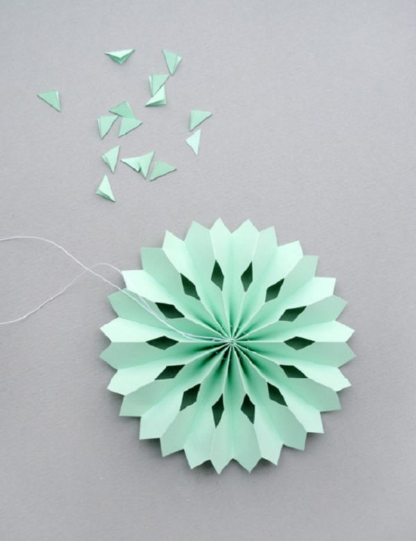 Bellissimi fiocchi di neve per il nuovo anno del 2017 con le loro mani di carta - diagrammi e foto a tappe. Master classes per bambini su grandi fiocchi di neve con tecnica origami