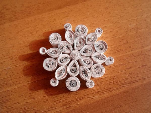Bellissimi fiocchi di neve per il nuovo anno del 2017 con le loro mani di carta - diagrammi e foto a tappe. Master classes per bambini su grandi fiocchi di neve con tecnica origami
