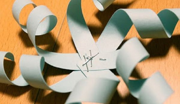 Bellissimi fiocchi di neve per il nuovo anno del 2017 con le loro mani di carta - diagrammi e foto a tappe. Master classes per bambini su grandi fiocchi di neve con tecnica origami