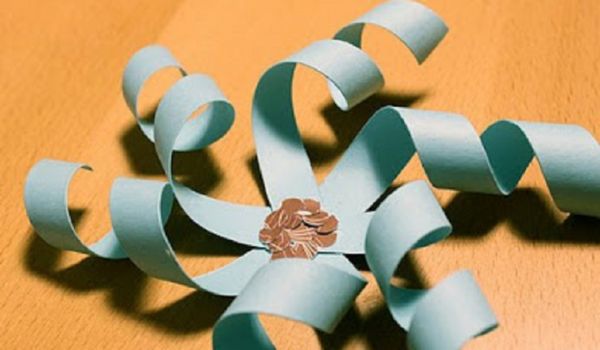 Bellissimi fiocchi di neve per il nuovo anno del 2017 con le loro mani di carta - diagrammi e foto a tappe. Master classes per bambini su grandi fiocchi di neve con tecnica origami