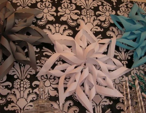 Bellissimi fiocchi di neve per il nuovo anno del 2017 con le loro mani di carta - diagrammi e foto a tappe. Master classes per bambini su grandi fiocchi di neve con tecnica origami