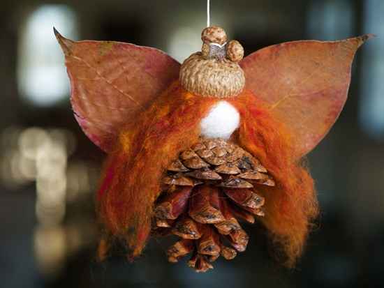 Artigianato d'autunno fatto di materiale naturale: foto