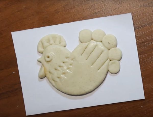 Gallo con le sue mani