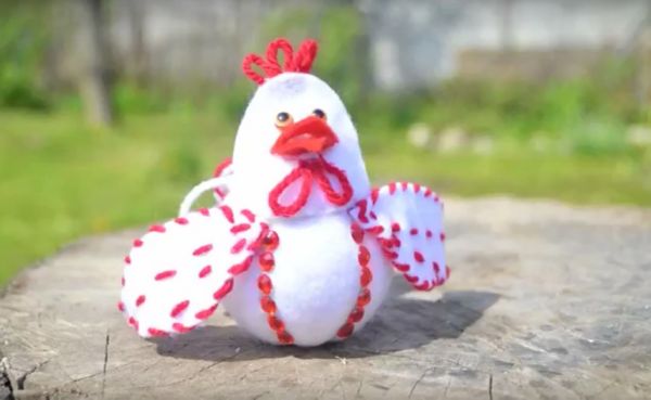 Gallo con le sue mani