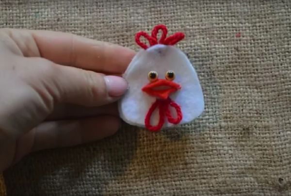 Gallo con le sue mani