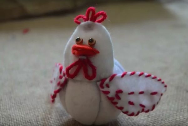 Gallo con le sue mani