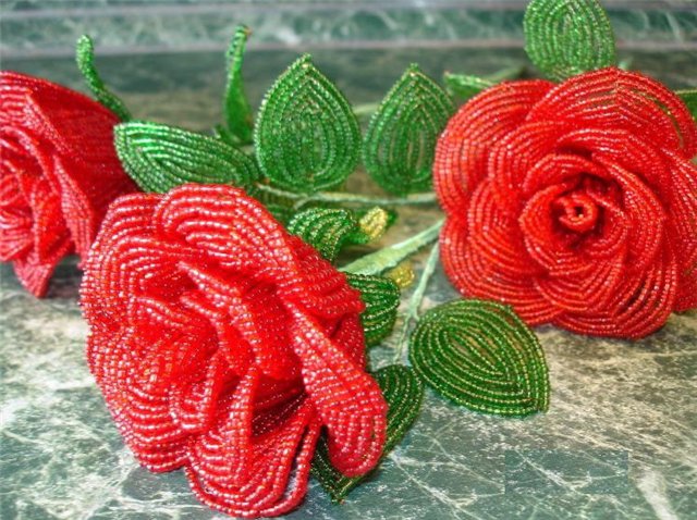 Tessitura di rose dalle perline