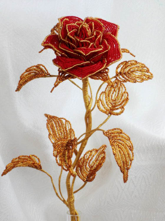 Tessitura di rose dalle perline