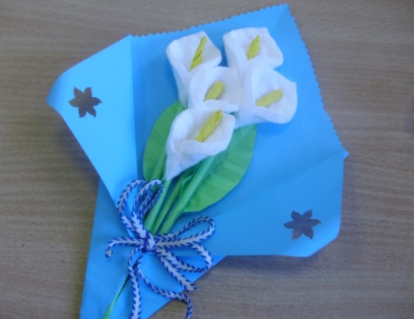 Un regalo ai fiori della mamma da una master class di dischi di cotone con una foto Fiori calla di cotone idrofilo con le proprie mani