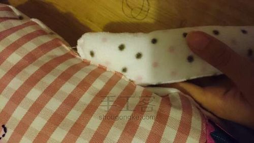 Coniglietto di giocattolo morbido con le tue mani