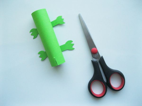 Coccodrillo in carta colorata con le proprie mani