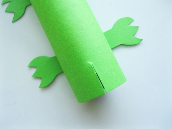 Coccodrillo in carta colorata con le proprie mani