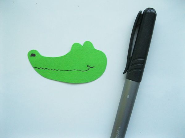 Coccodrillo in carta colorata con le proprie mani