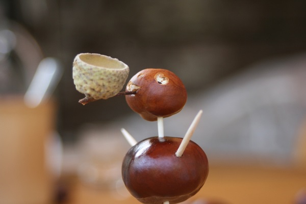Artigianato di castagne sul tema dell'autunno