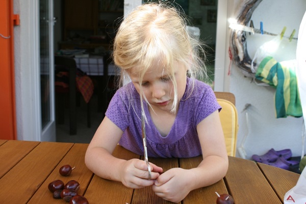 Artigianato di castagne sul tema dell'autunno