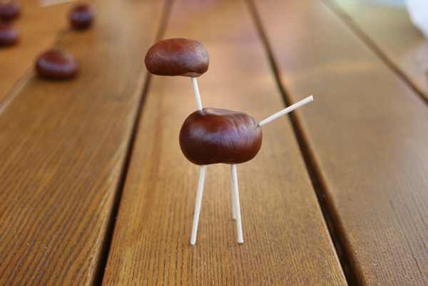 Artigianato di castagne sul tema dell'autunno
