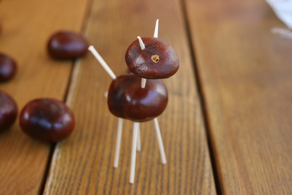 Artigianato di castagne sul tema dell'autunno