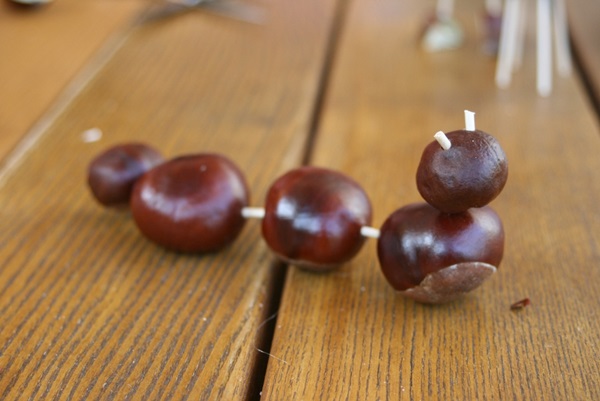 Artigianato di castagne sul tema dell'autunno