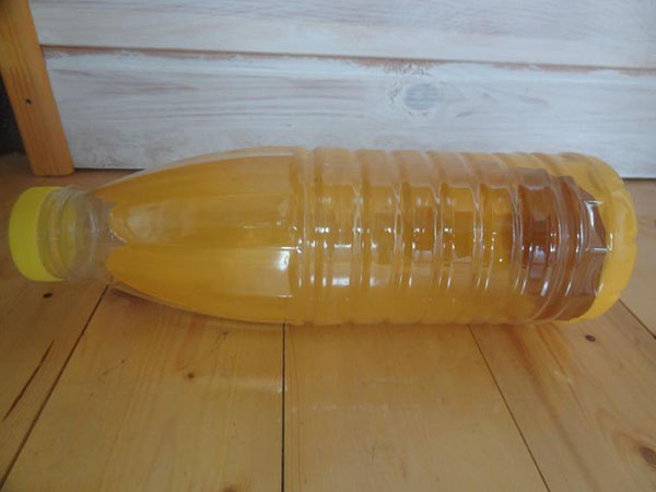 Nuovi mestieri da bottiglie di plastica con le proprie mani per giardino e frutteto