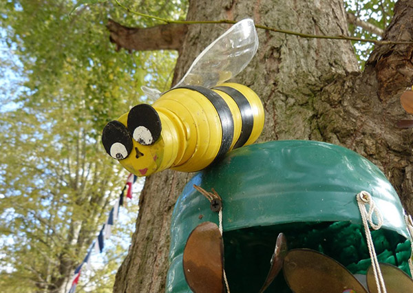 Nuovi mestieri da bottiglie di plastica con le proprie mani per giardino e frutteto