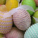 Artigianato per Pasqua: uova intrecciate con perline