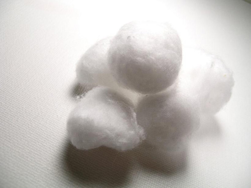 Palle di neve fatte di cotone idrofilo