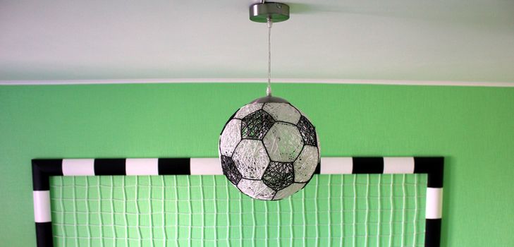 Lampada a sfera con le mani