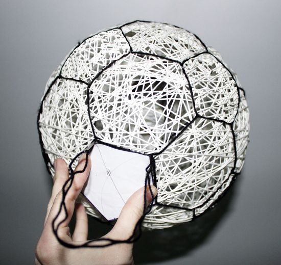 Lampada a sfera con le mani