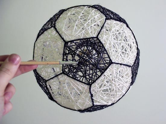 Lampada a sfera con le mani
