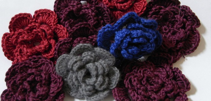 Fiori a maglia per la decorazione con le proprie mani