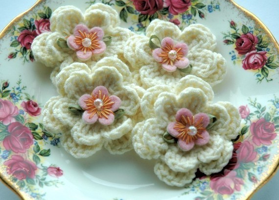Fiori a maglia per la decorazione con le proprie mani