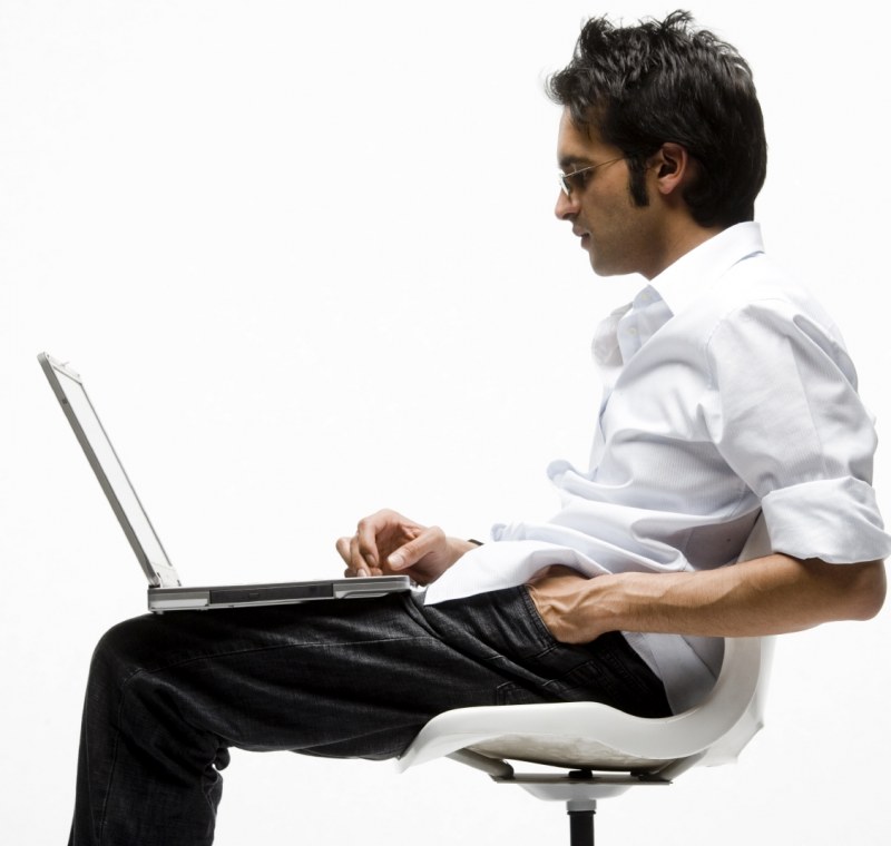uomo al computer