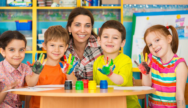 giro elettronico del bambino all'asilo