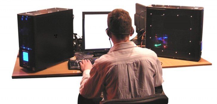 uomo dietro i computer