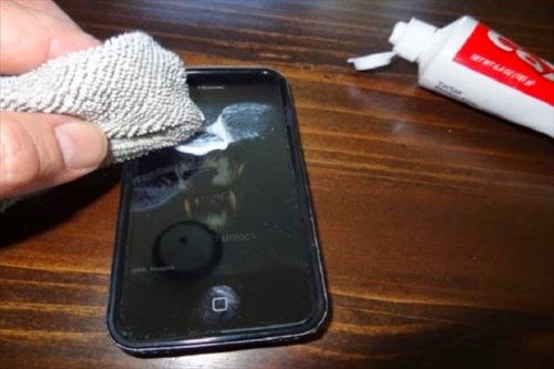Come rimuovere i graffi dal telefono