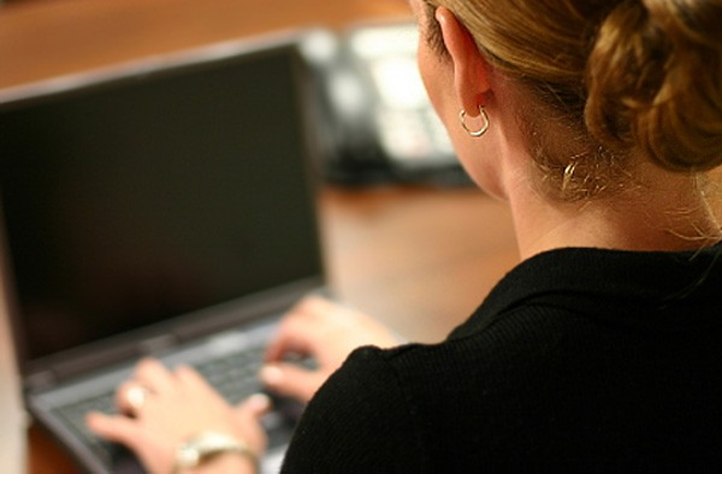 donna al computer