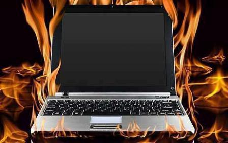 computer in fiamme