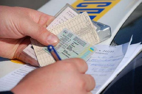 Come scoprire le multe dell'Ispettorato per la sicurezza del traffico di Stato per la patente di guida a Samara
