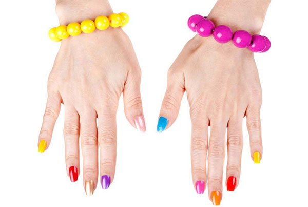 Nero, rosso, oro: che colore del manicure dice di te