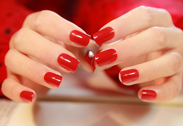 Nero, rosso, oro: che colore del manicure dice di te