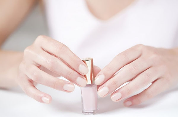 Nero, rosso, oro: che colore del manicure dice di te