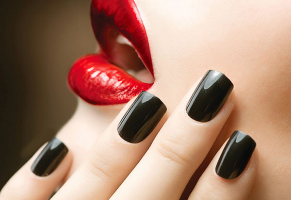 Nero, rosso, oro: che colore del manicure dice di te