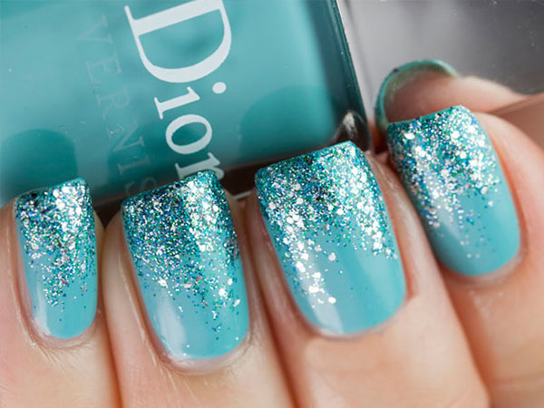 Glitter e pietre di Swarovski come tendenza della manicure invernale 2016-2017